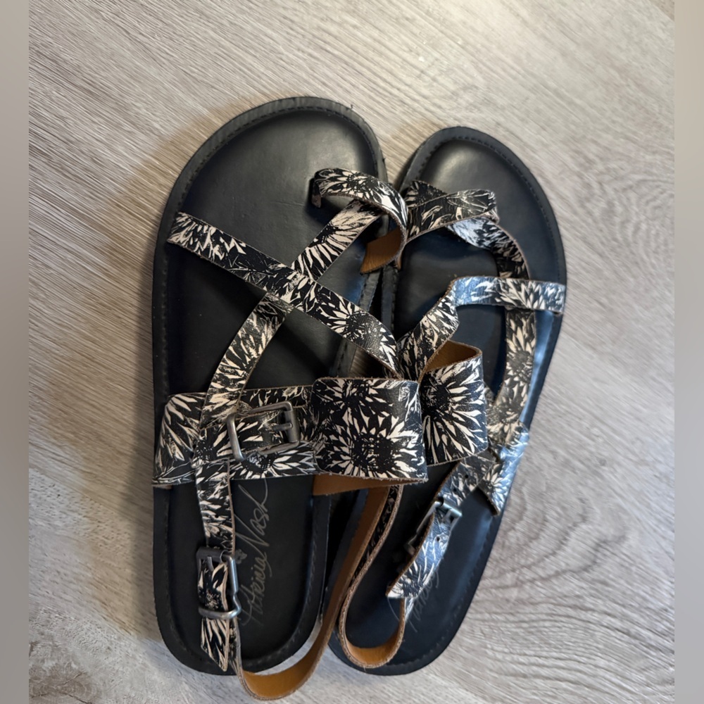 Patricia Nash Black and White Floral Sandals - Picture 3 of 5